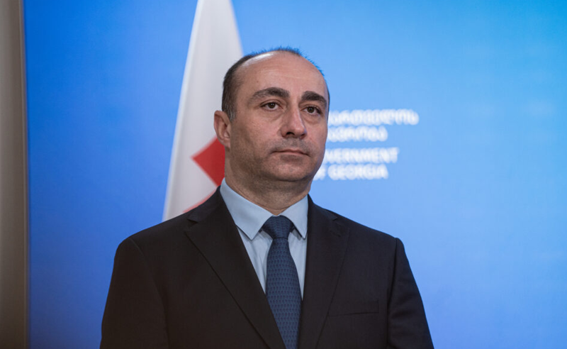 სუს-იდან ისევ შსს-ში - "ოცნების" დეპუტატები ვერ ასახელებენ მიზეზს, რატომ დაიქვეითა თავი გეკა გელაძემ 
