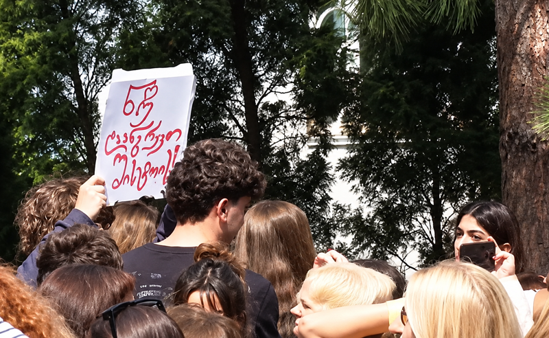 „თუ სკოლა ავარიული იყო, რატომ დაიწყეთ სწავლა?“ - თბილისის 21-ე საჯარო სკოლის პედაგოგები და მშობლები პასუხებს ითხოვენ