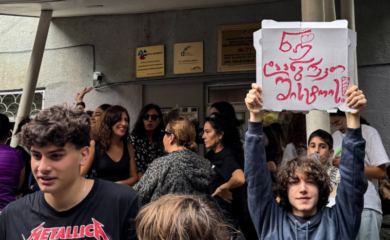"პირველების" ინფორმაციით, 21-ე სკოლის მოსწავლეების მშობლები დღეს განათლების სამინისტროში დაიბარეს 