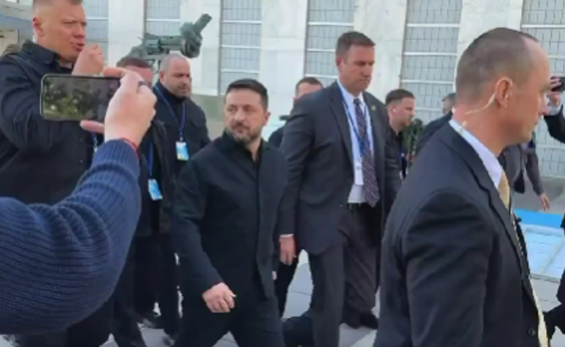 ზელენსკი რუს ჟურნალისტებს პასუხობს, რომ მოსკოვში "რაკეტით" ჩავა