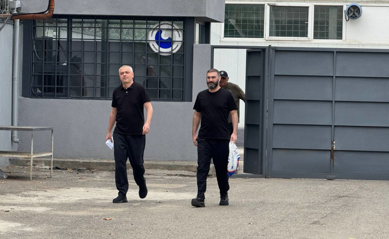 ჯარის საქმეზე დაკავებულები თავისუფლები არიან - ვასილ მხეიძემ და გიორგი ხაინდრავამ ციხე დატოვეს (ფოტო)