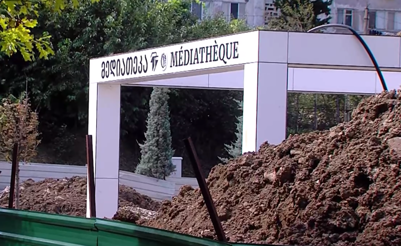 ზღვის უბნის ახლად გახსნილ პარკში სამუშაოები მიმდინარეობს - გადათხრილია მედიათეკის ტერორია