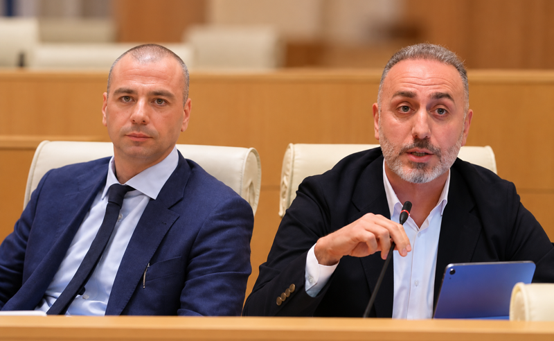 „თქვენი ხელმოწერებით ფორმდება დიქტატურა“ - ხმაურიანი დებატები პარლამენტში 