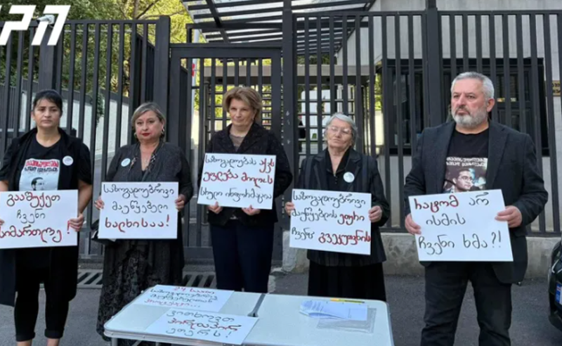 საპროტესტო აქციების დროს დაკავებულების ოჯახის წევრები „საზოგადოებრივ მაუწყებელთან“ 24-საათიან უწყვეტ საპროტესტო აქციას მართავენ