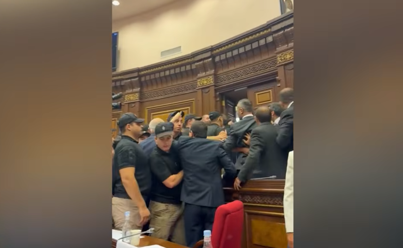 სომხეთის პარლამენტში დეპუტატებს შორის დაპირისპირება ფიზიკურ შეხლა-შემოხლაში გადაიზარდა