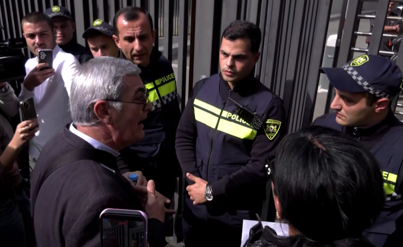 "ელოდებით, ჩემს შვილს მკვდარს როდის გამომიყვანენ იქიდან?" - აქცია საზოგადოებრივ მაუწყებელთან 