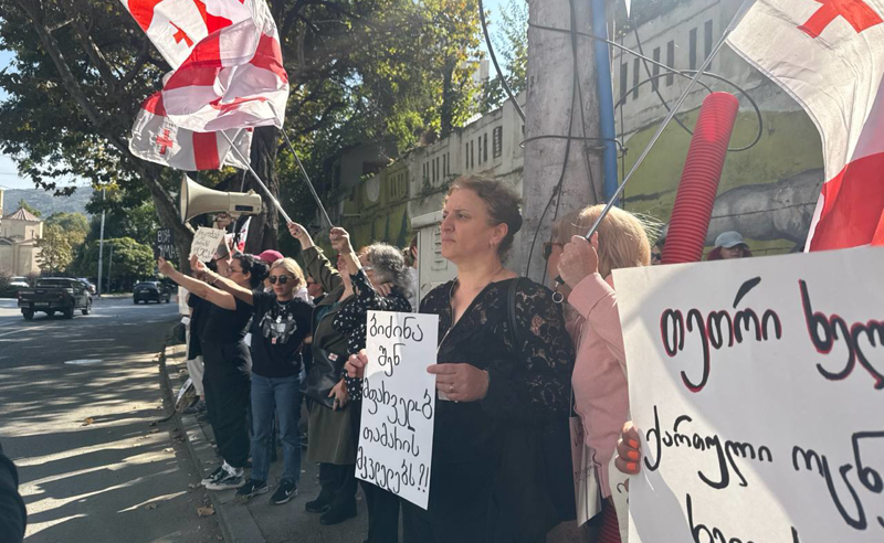 აქცია "ოცნების" ოფისთან: პროტესტი ყველგან მოგაკითხავთ ბატონო ბიძინა, თქვენი რეპრესიების მიუხედავად, ჩვენ ვარსებობთ 