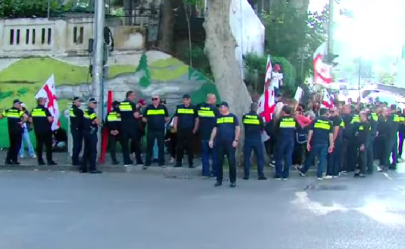 პარტიის ოფისიდან გამოსული "ოცნების" წევრები აქტივისტებმა სტვენით და საპროტესტო შეძახილებით გააცილეს 