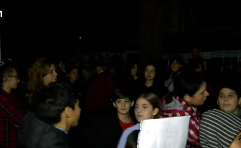 პროტესტი მე-10 საჯარო სკოლასთან - მშობლები სასწავლო პროცესის დროულად აღდგენას ითხოვენ